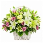 סידור פרחים יוקרתי בסלסלת קש שובת לב